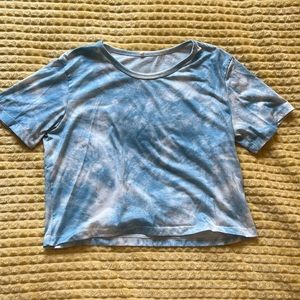 long cropped blue tie die shirt